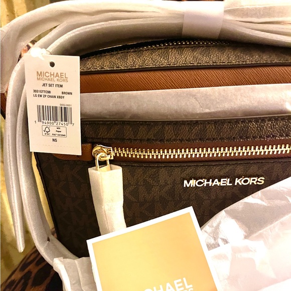 SALE Micheal Kors NWT & Gift Box Jet Set Shoulder/Crossbody& Bowed Magnetic Box - Picture 5 of 12